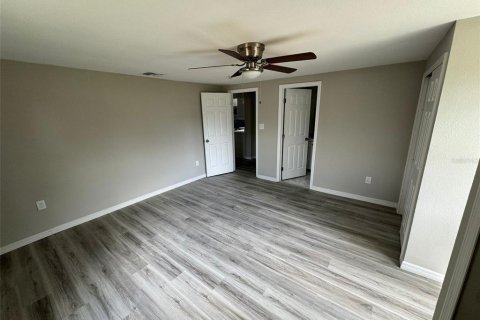 House in New Port Richey, Florida 4 bedrooms, 123.37 sq.m. № 1551439 - photo 18