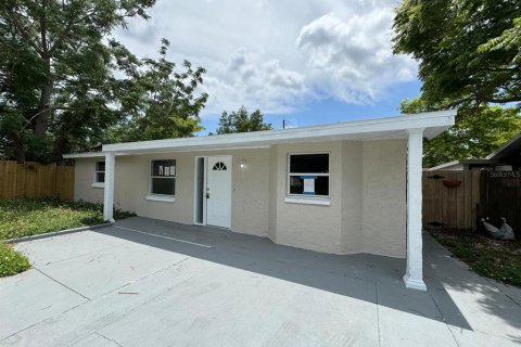 House in New Port Richey, Florida 4 bedrooms, 123.37 sq.m. № 1551439 - photo 1