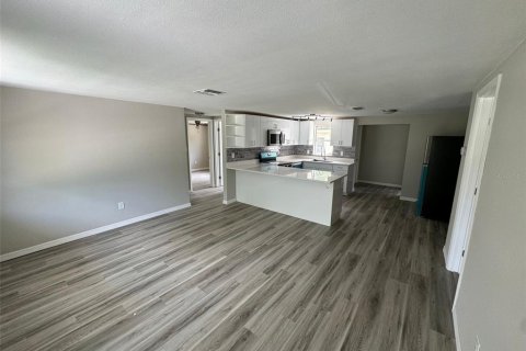 House in New Port Richey, Florida 4 bedrooms, 123.37 sq.m. № 1551439 - photo 8