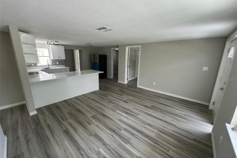 House in New Port Richey, Florida 4 bedrooms, 123.37 sq.m. № 1551439 - photo 9