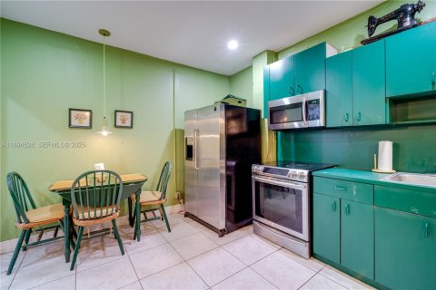 Commercial property in Miami, Florida № 2076782 - photo 28