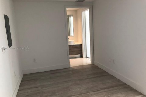 Condo in Miami, Florida, 1 bedroom  № 1860539 - photo 10