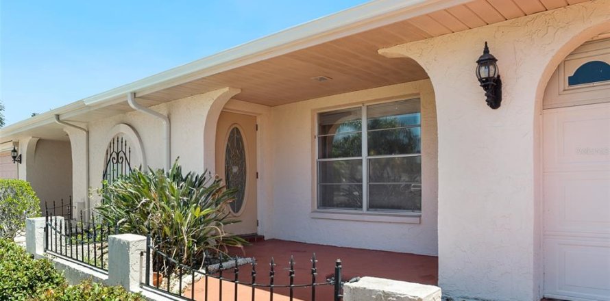 House in Sun City Center, Florida 2 bedrooms, 163.14 sq.m. № 2232635