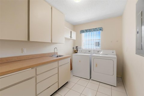 House in Sun City Center, Florida 2 bedrooms, 163.14 sq.m. № 2232635 - photo 27