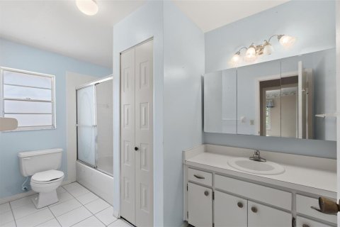 House in Sun City Center, Florida 2 bedrooms, 163.14 sq.m. № 2232635 - photo 24