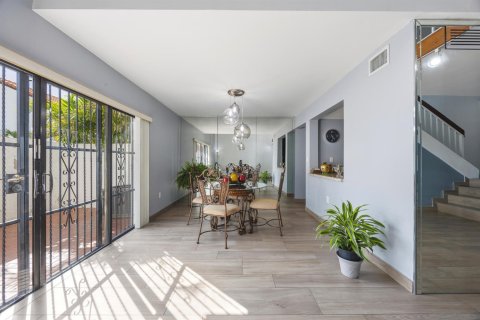 Touwnhouse à vendre à Miami, Floride: 2 chambres, 152.36 m2 № 2176385 - photo 10
