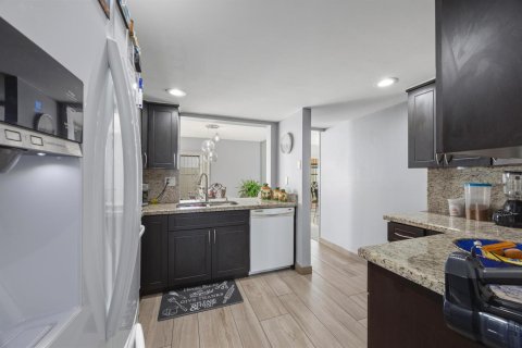 Touwnhouse à vendre à Miami, Floride: 2 chambres, 152.36 m2 № 2176385 - photo 12