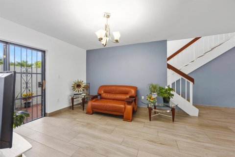 Touwnhouse à vendre à Miami, Floride: 2 chambres, 152.36 m2 № 2176385 - photo 6