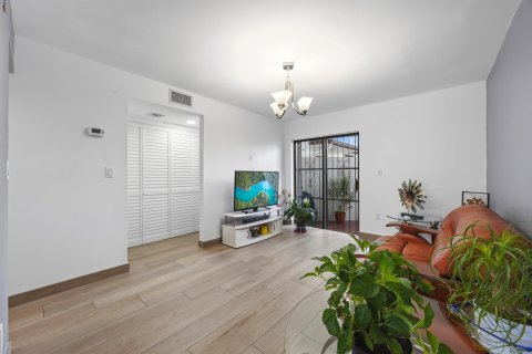 Touwnhouse à vendre à Miami, Floride: 2 chambres, 152.36 m2 № 2176385 - photo 4