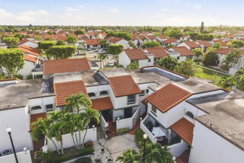 Touwnhouse à vendre à Miami, Floride: 2 chambres, 152.36 m2 № 2176385 - photo 2