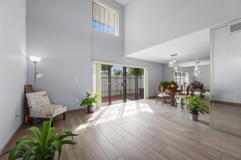 Touwnhouse à vendre à Miami, Floride: 2 chambres, 152.36 m2 № 2176385 - photo 13