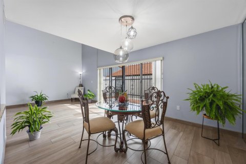 Touwnhouse à vendre à Miami, Floride: 2 chambres, 152.36 m2 № 2176385 - photo 8