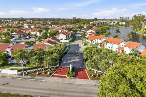 Touwnhouse à vendre à Miami, Floride: 2 chambres, 152.36 m2 № 2176385 - photo 26