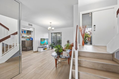 Touwnhouse à vendre à Miami, Floride: 2 chambres, 152.36 m2 № 2176385 - photo 5