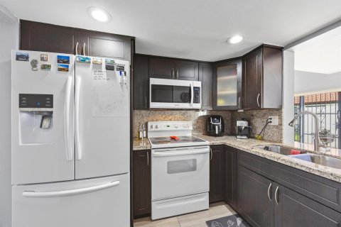 Touwnhouse à vendre à Miami, Floride: 2 chambres, 152.36 m2 № 2176385 - photo 11