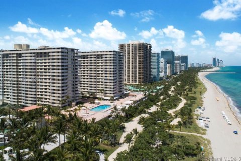 Снять в аренду кондоминиум в Бэл-Харбор, Флорида 2 спальни, 128.95м2, № 1693316 - фото 6