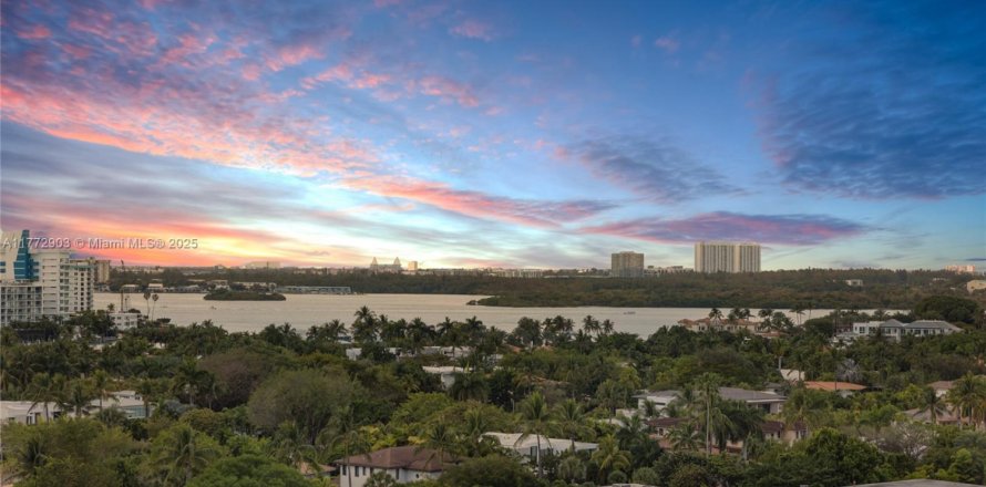 Кондоминиум с 2 спальнями в Бэл-Харбор, Флорида № 1693316