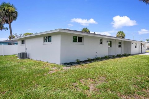 Immobilier commercial à vendre à Englewood, Floride: 5 chambres, 234.21 m2 № 1910136 - photo 6