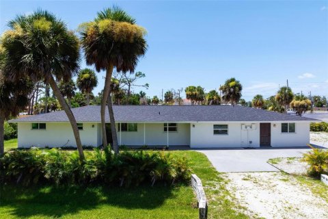 Immobilier commercial à vendre à Englewood, Floride: 5 chambres, 234.21 m2 № 1910136 - photo 1