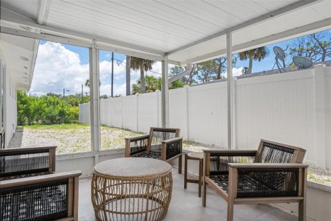 Immobilier commercial à vendre à Englewood, Floride: 5 chambres, 234.21 m2 № 1910136 - photo 4
