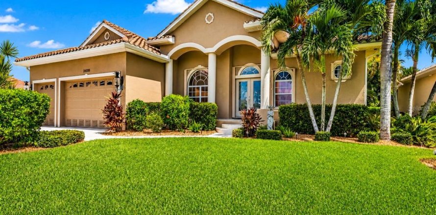 House in Punta Gorda, Florida 3 bedrooms, 195 sq.m. № 2272749