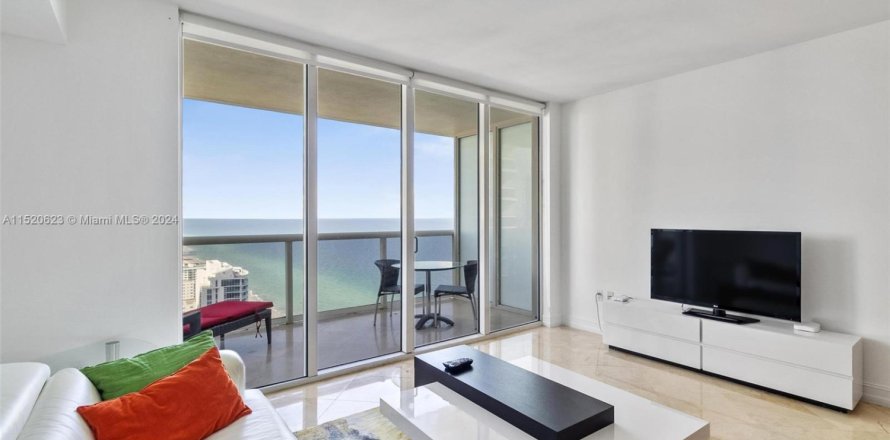 Кондоминиум с 1 спальней в Халландейл-Бич, Флорида № 2053387