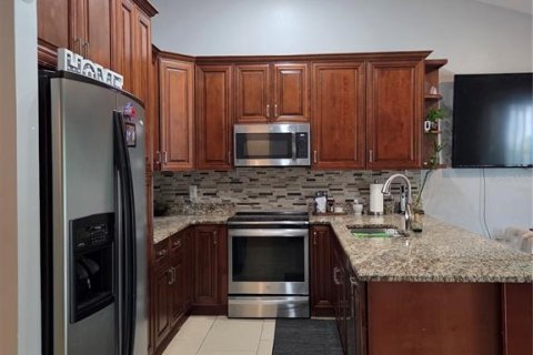 House in Tampa, Florida 4 bedrooms, 161.84 sq.m. № 1807443 - photo 6