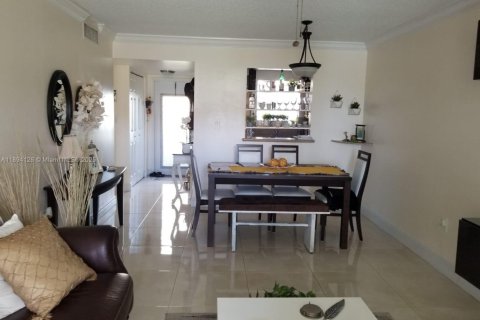 Снять в аренду кондоминиум в Санрайз, Флорида 1 спальня, 59.46м2, № 1945894 - фото 1