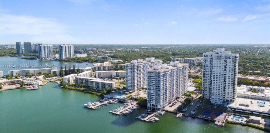 Condo in Aventura, Florida, 2 bedrooms № 1945503