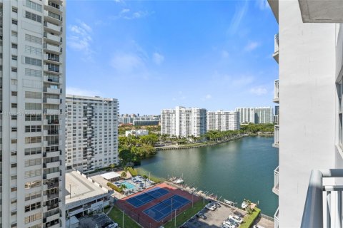 Condo in Aventura, Florida, 2 bedrooms  № 1945503 - photo 24