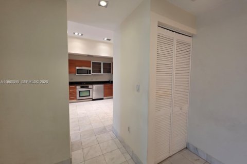 Купить кондоминиум в Майами, Флорида 1 спальня, 61.69м2, № 2001436 - фото 18