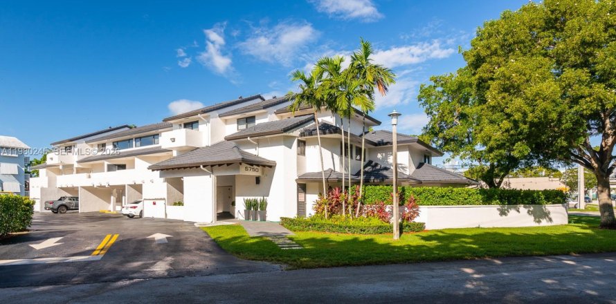 Кондоминиум с 2 спальнями в Корал-Гейблс, Флорида № 2047777