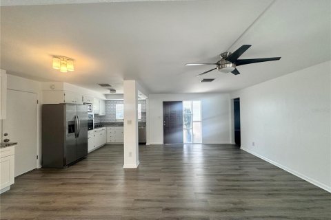 House in Seminole, Florida 3 bedrooms, 114.27 sq.m. № 1880888 - photo 5
