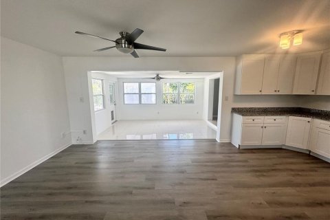House in Seminole, Florida 3 bedrooms, 114.27 sq.m. № 1880888 - photo 11