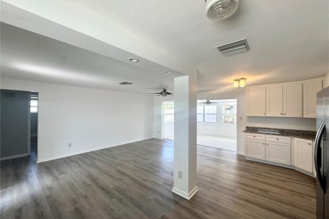 House in Seminole, Florida 3 bedrooms, 114.27 sq.m. № 1880888 - photo 10