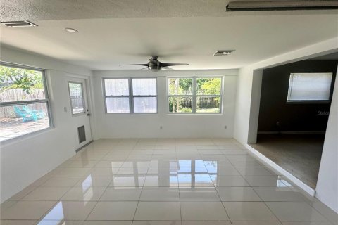 House in Seminole, Florida 3 bedrooms, 114.27 sq.m. № 1880888 - photo 13