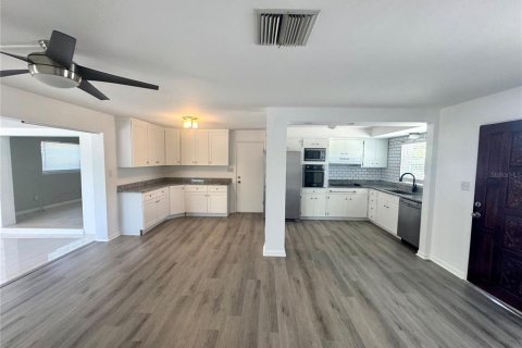 House in Seminole, Florida 3 bedrooms, 114.27 sq.m. № 1880888 - photo 7