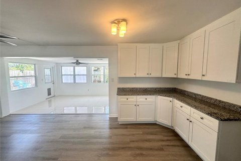 House in Seminole, Florida 3 bedrooms, 114.27 sq.m. № 1880888 - photo 6