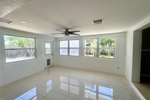 House in Seminole, Florida 3 bedrooms, 114.27 sq.m. № 1880888 - photo 15