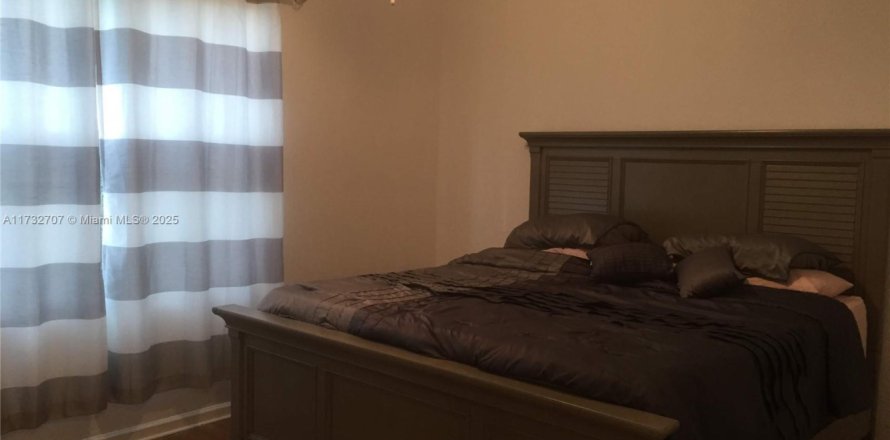 Condominio en West Palm Beach, Florida, 2 dormitorios  № 1813992