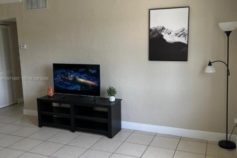 Condominio en alquiler en Miami, Florida, 2 dormitorios, 77.02 m2 № 2032769 - foto 6