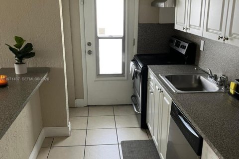 Condominio en alquiler en Miami, Florida, 2 dormitorios, 77.02 m2 № 2032769 - foto 3