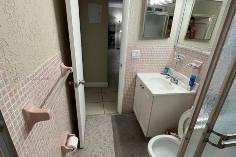 Condominio en alquiler en Miami, Florida, 2 dormitorios, 77.02 m2 № 2032769 - foto 9