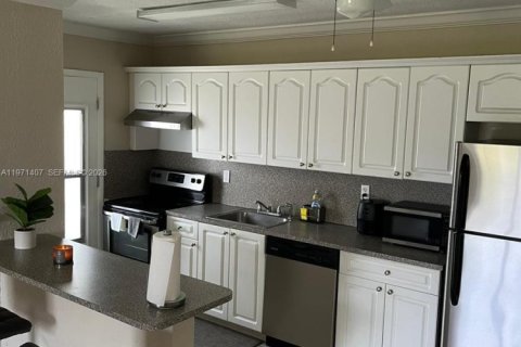 Condominio en alquiler en Miami, Florida, 2 dormitorios, 77.02 m2 № 2032769 - foto 4