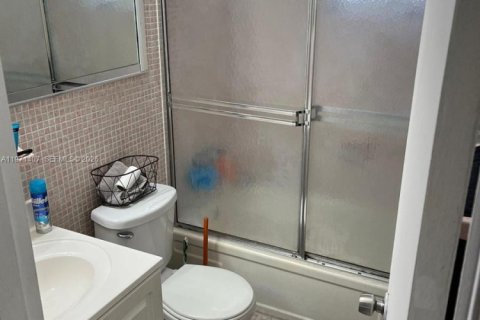 Condominio en alquiler en Miami, Florida, 2 dormitorios, 77.02 m2 № 2032769 - foto 11