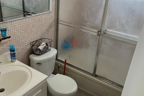 Condominio en alquiler en Miami, Florida, 2 dormitorios, 77.02 m2 № 2032769 - foto 8