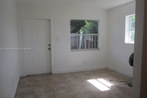 Propiedad comercial en venta en Pompano Beach, Florida, 217.95 m2 № 1741813 - foto 2