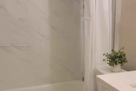 Appartement à louer à Hollywood, Floride: 1 chambre, 1038.55 m2 № 1987725 - photo 2