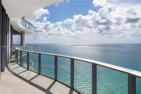 Copropriété à louer à Sunny Isles Beach, Floride: 3 chambres, 283.26 m2 № 1960418 - photo 1