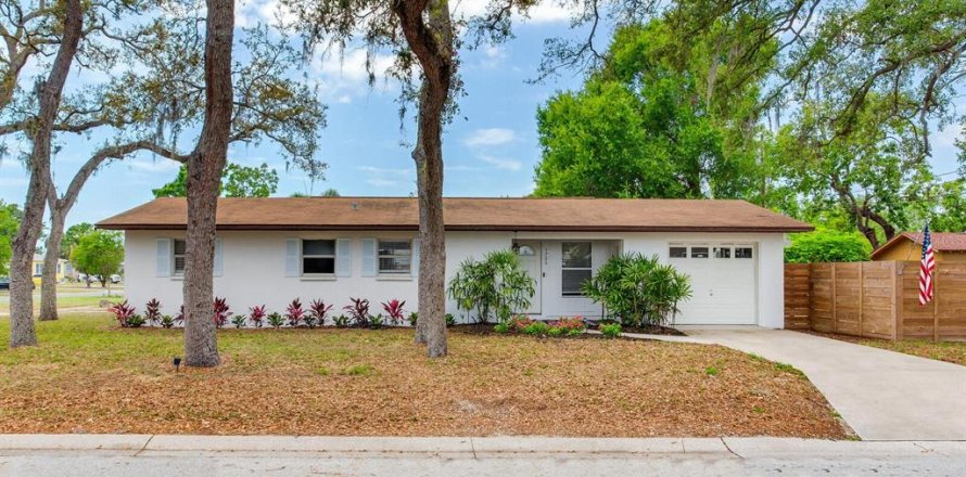 House in Saint Petersburg, Florida 2 bedrooms, 85.1 sq.m. № 1663175